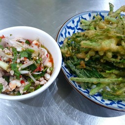 ยำผักบุ้งกรอบ
