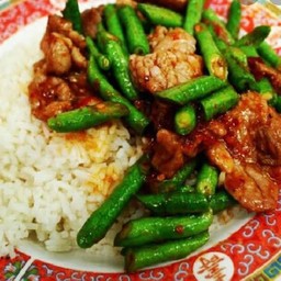 ผัดพริกแกงไก่ราดข้าว