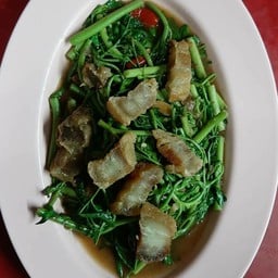 ผัดผักกระเฉดหมูกรอบ