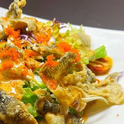 สลัดหนังปลาทอดกรอบ - Salmon Skin Chips Salad