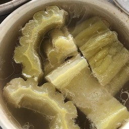 เเกงจืดตุ๋นมะระซี่โครงหมู