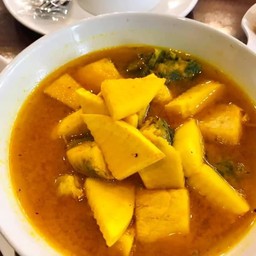 แกงส้มปลากระพงยอดมะพร้าว