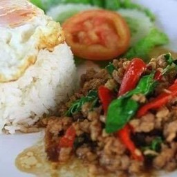 กระเพราหมูราดข้าว