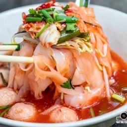 เตี๋ยวต้มยำกุ้งลูกชิ้นปลา