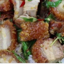 กระเพราหมูกรอบ