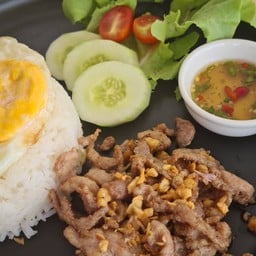 ข้าวหมูกระเทียม