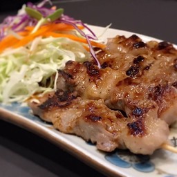 เนื้อย่างเสียบไม้ 4 ไม้ (บีฟยากุ) - Grilled Beef Yaku (4sticks)
