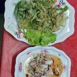 ยำผักบุ้งกรอบ