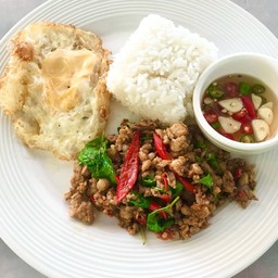 กระเพราหมูสับ ราดข้าว