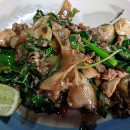 เส้นใหญ่ผัดขี่เมา