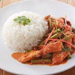 ผัดพริกแกงหมูราดข้าว