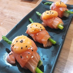 แซลมอนแรป ซอสไข่กุ้ง (4ชิ้น) - Salmon Wrapped (4pcs.)