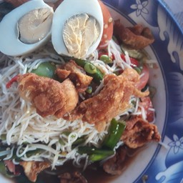 ตำขนมจีนหนังไก่กรอบ +ไข่ต้ม