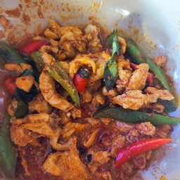 หมูนุ่มติดมันผัดพริแกงราดข้าว