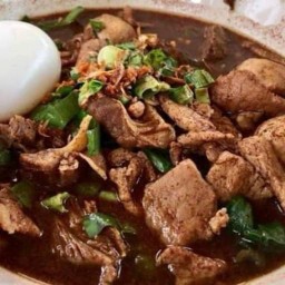 ข้าวหมูทอด เพิ่มข้าวฟรี สุขุมวิท 93