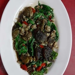 ไข่เยี่ยวม้าผัดกระเพรา+หมูส้บ