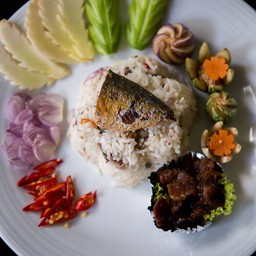 ข้าวคลุกปลาทูทรงเครื่อง
