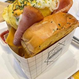 ขนมปังหอมกลิ่นเนยกระเทียม กรอบนอกนุ่มใส บวกไปกับไส้แน่นๆ เรียกได้ว่าทั้งอร่อย แล