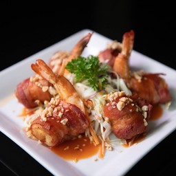 กุ้งและไส้กรอกพันเบคอนย่าง