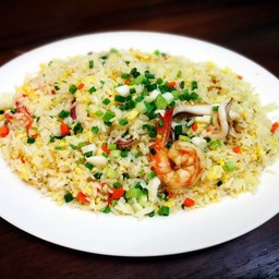 ข้าวผัดรวมทะเล (จานกลาง)