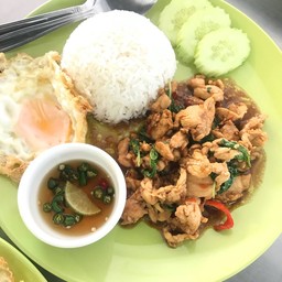 กระเพราไก่ชิ้น ราดข้าว