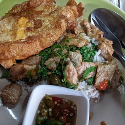 ข้าวผัดกระเพราหมูชิ้น+ไข่ดาว