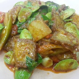 หมูกรอบผัดเครื่องเเกงสะตอ