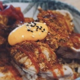 ข้าวหน้าหมูชาบูสไปซี่ - Spicy pork shabu rice bowl