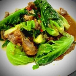 ผัดผักแขนงหมูกรอบ