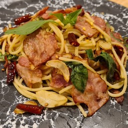 สปาเก็ตตี้ผัดพริกแห้งเบคอน
