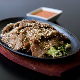 เนื้อโรยงาจานร้อน