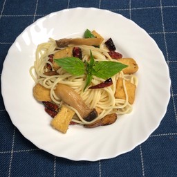สปาเก็ตตี้ผัดพริกแห้งเต้าหู้ เห็ด