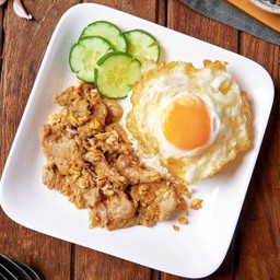ข้าวหมูกระเทียม (ไม่รวมไข่)