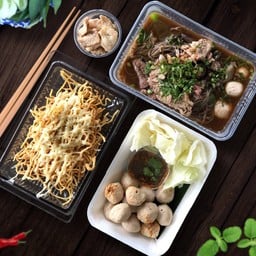 อิ่มคุ้ม 1 ( ก๋วยเตี๋ยว+ลูกชิ้นปิ้ง+หมี่กรอบโนริ+กากเจียว)