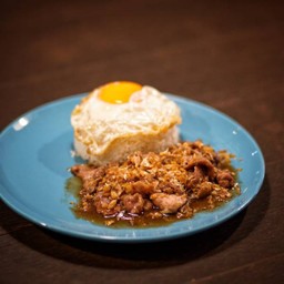 ข้าวหมูกระเทียมไข่ดาว(โปร)
