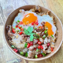 หมูชิ้นคั่วพริกเกลือไข่ดาวลาวา