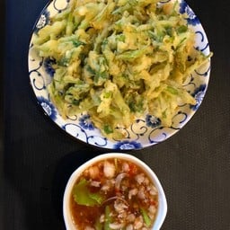 ยำผักบุ้งกรอบ