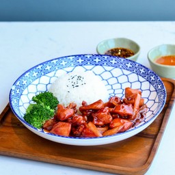 ข้าวไก่ผัดซอสเหล้าแดง