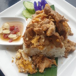 ข้าวหน้าไข่หมูราดกระเทียมเจียว