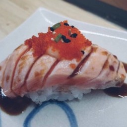 ซูชิ แซลมอนเบิร์นไข่กุ้ง