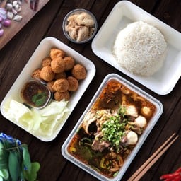 อิ่มคุ้ม 2(เกาเหลา+ข้าวสวย+กากเจียว+ลูกชิ้นทอด)