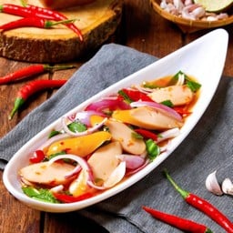 [อร่อยซ่ากับโค้ก] ยำไส้กรอก (ไซส์กลาง) +  โค้ก ออริจินัล (กระป๋อง) 