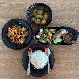 ข้าวแกงลูกเทวดา,ก๋วยเตี๋ยว/เกาเหลาเนื้อตุ๋น,ข้าวขาหมู,ยำ