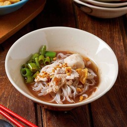 [อร่อยซ่ากับโค้ก] ก๋วยเตี๋ยวน้ำตกหมู (ก๋วยเตี๋ยวไซส์ปกติ) +  โค้ก ออริจินัล (กระป๋อง) 