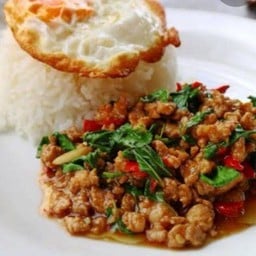 กระเพาหมูสับราดข้าว