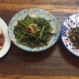 ผัดบุ้งไฟแดง