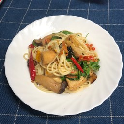 สปาเก็ตตี้ผัดกระเพราพริกสดเต้าหู้ เห็ด