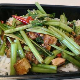 ผัดผักบุ้งหมูกรอบ