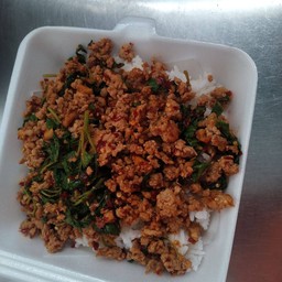 กระเพราไก่พริกแห้งราดขา้ว