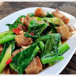 คะน้าหมูกรอบ